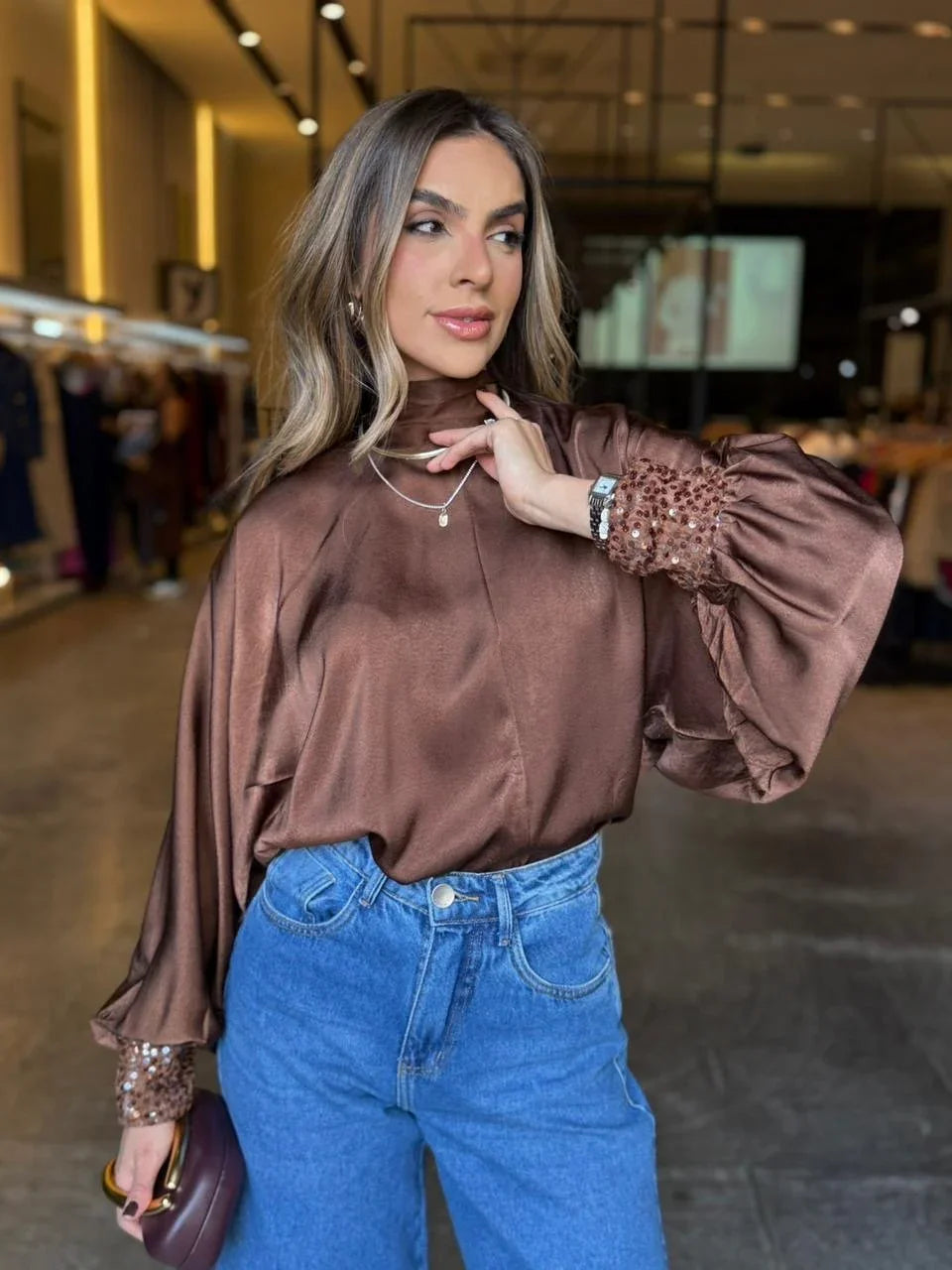 Blusa Feminina Em Cetim Com Bordado Punho