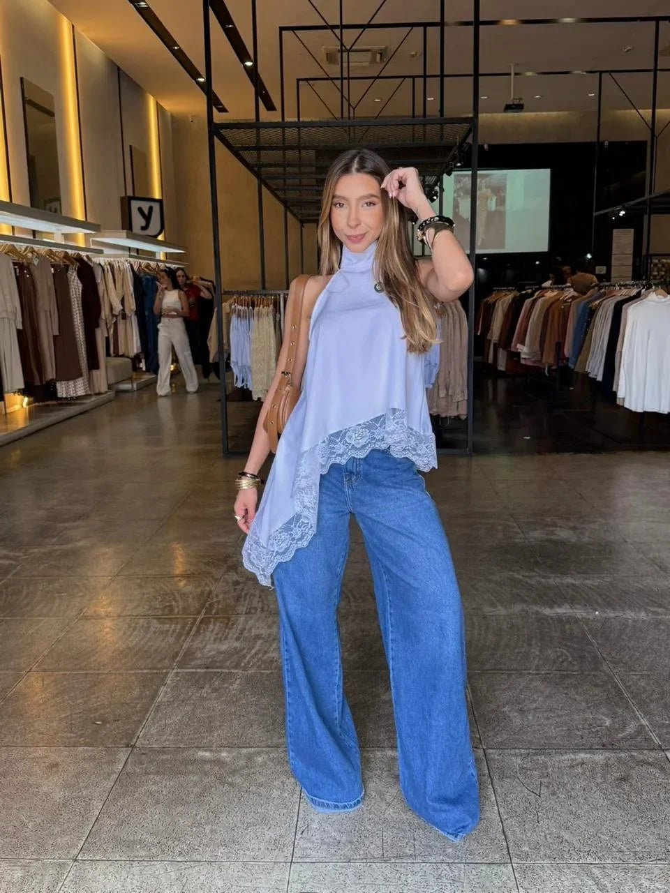 Blusa Assimétrica Detalhe Renda