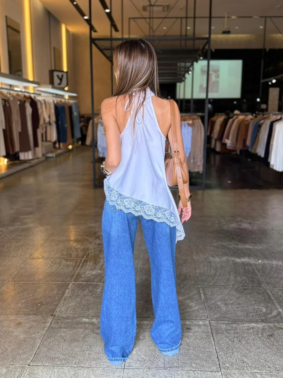 Blusa Assimétrica Detalhe Renda