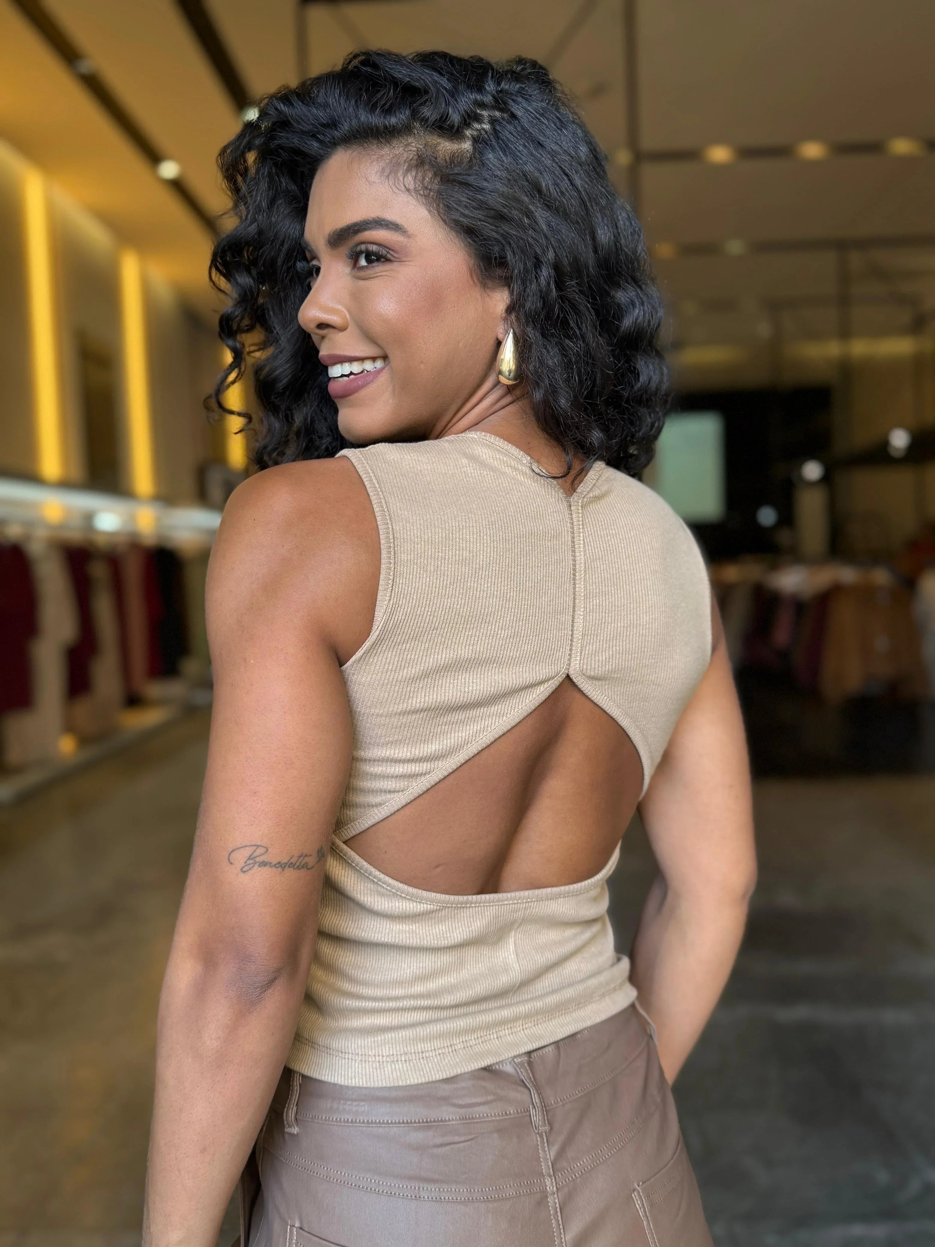 Blusa Canelada Decote Costa